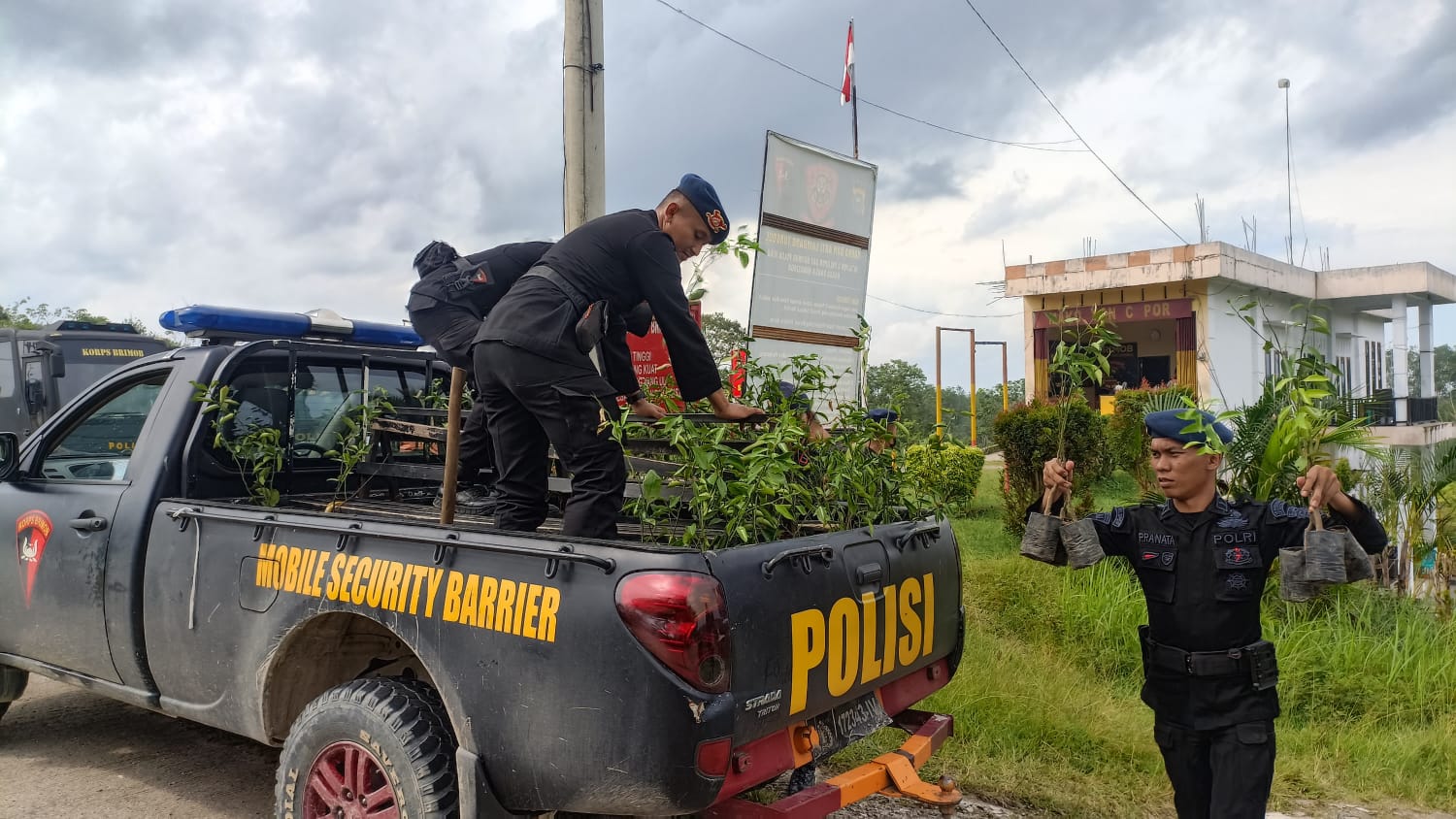 Tempuh jarak 70 Km lebih, Batalyon C Pelopor salurkan bibit kepada Masyarakat di pelosok Desa